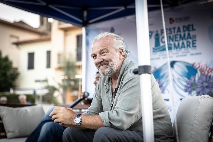 Capodanno a teatro con i "Maledetti amici" Veronesi e Haber: brindisi di mezzanotte sul palco