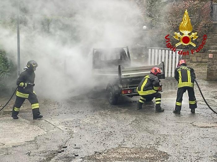Autofurgone in fiamme a Castiglione della Pescaia