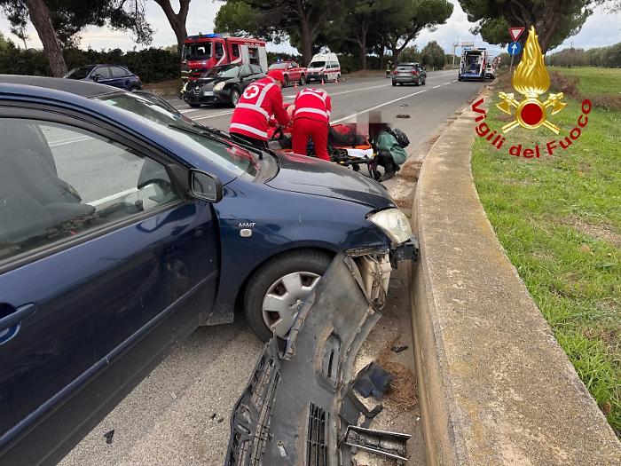 Schianto all'incrocio sull'Aurelia, due feriti e traffico bloccato