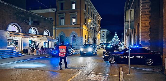 Controlli straordinari sulle strade e nei negozi: 98 persone identificate, un arresto
