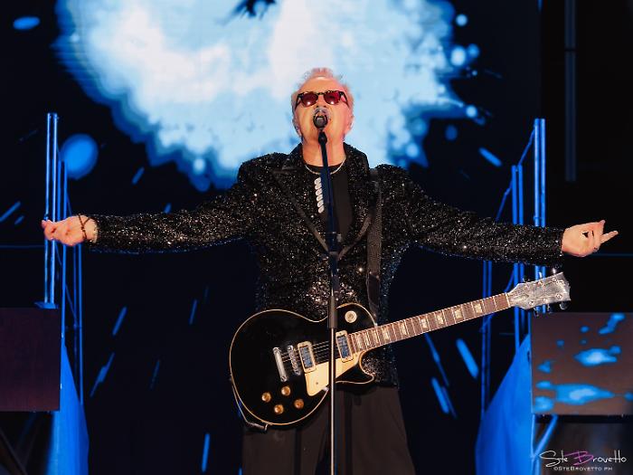 Umberto Tozzi, stasera 4 dicembre il grande concerto su Canale : L’Ultima Notte Rosa – La Grande Festa