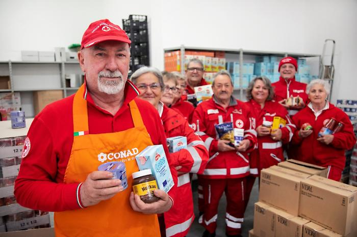 Giornata della raccolta alimentare, i volontari della Croce Rossa nei supermercati Conad