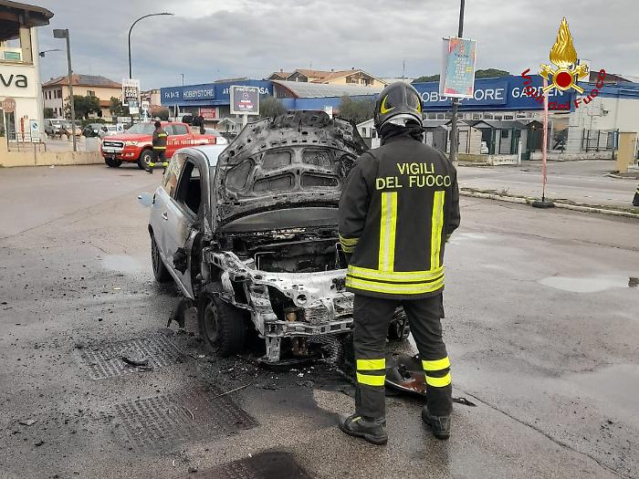 In fiamme auto a Gpl, sosta d'emergenza in un distributore di benzina