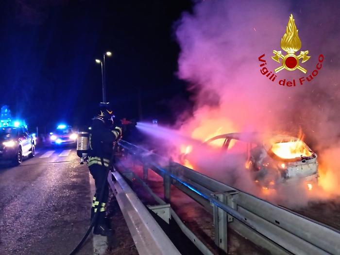 Schianto all'alba, prende fuoco un'auto con quattro ragazze a bordo