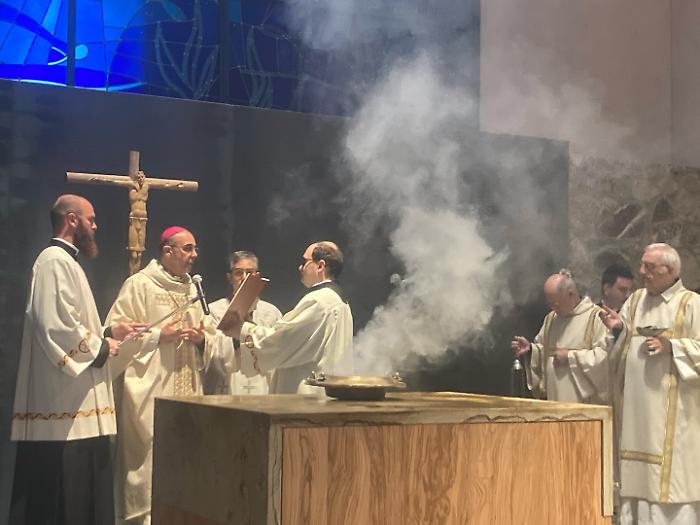 Centinaia di fedeli alla comunità monastica di Siloe per la dedicazione della nuova chiesa 