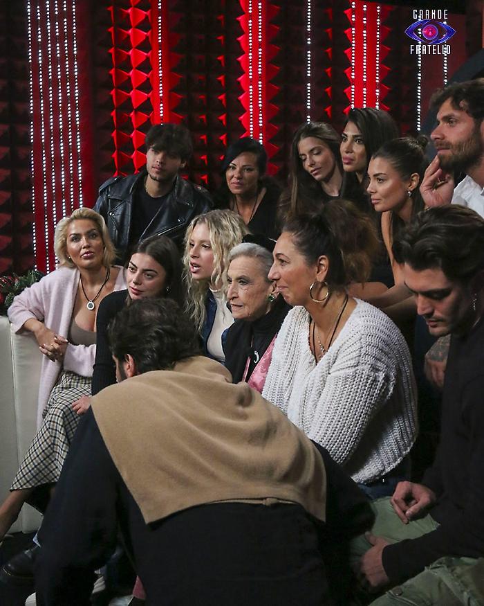 Grande Fratello, stasera 8 dicembre una semifinale di fuoco: metà dei concorrenti fuori a un passo dal traguardo