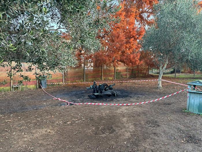 Panchina in fiamme nell'area dei cani