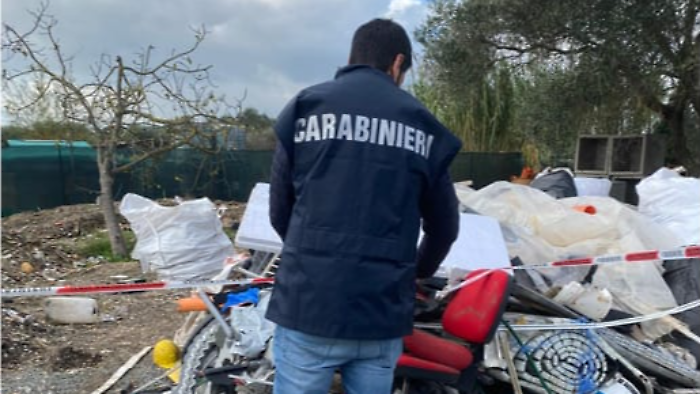 Terreno agricolo usato come deposito di rifiuti pericolosi, imprenditori edili nei guai