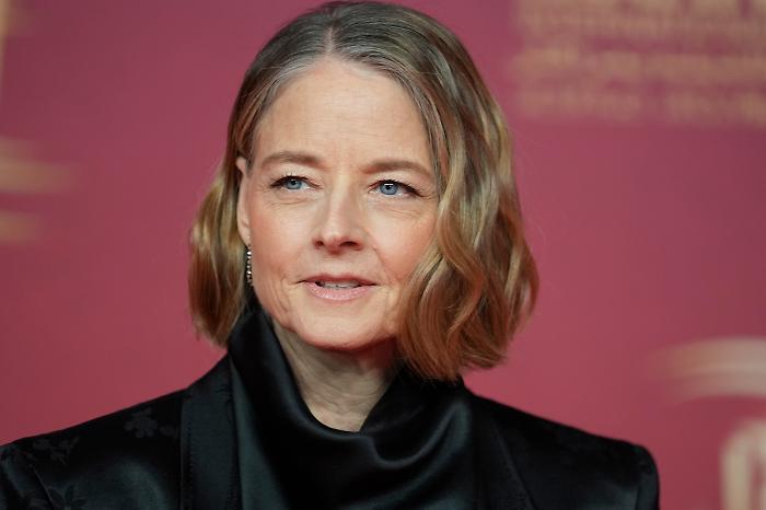 Splendida Cornice stasera 11 dicembre: Jodie Foster e Fabrizio Bentivoglio illuminano una puntata speciale