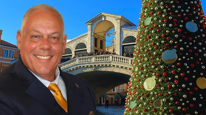 Tanti auguri con l'intelligenza artificiale! Buon Natale da Grosseto, da Venezia... o dagli alieni? 
