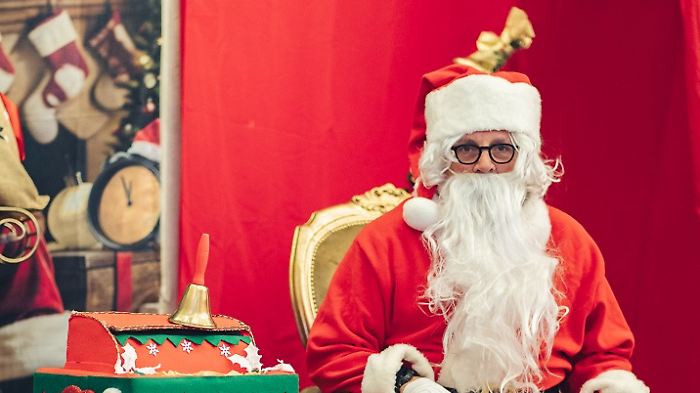 Babbo Natale apre il suo Villaggio con giocolieri, musica, biscotti e tante sorprese