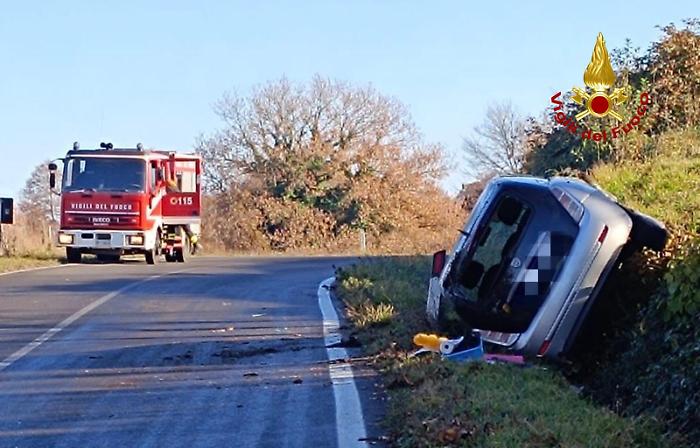 Perde il controllo dell'auto e si ribalta a lato della strada