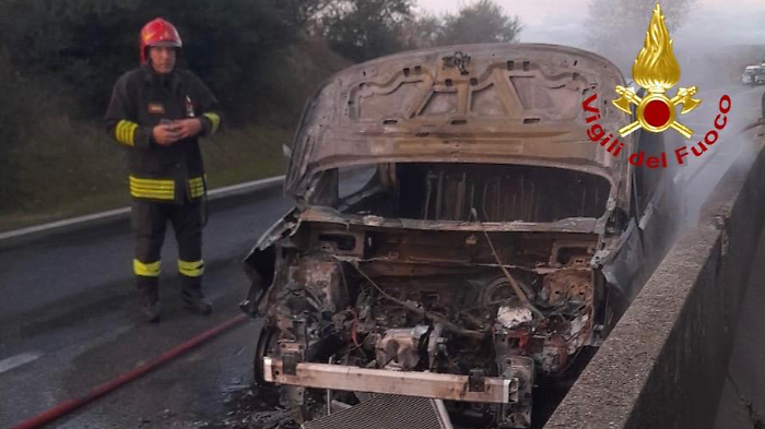 Paura sull'Aurelia, a fuoco un furgone carico di bombole  con gas infiammabile