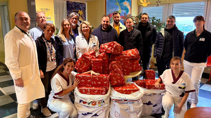 Tanti giocattoli per i bambini in Pediatria: i "Babbi Natale" sono gli autotrasportatori di Operation