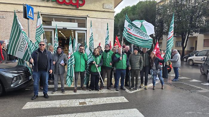 Sciopero e presidio davanti al supermercato di quartiere: in 50 a protestare per la chiusura
