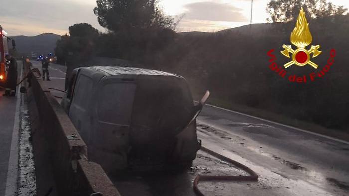 Furgone in fiamme sull'Aurelia, pericolo per le bombole di gas: accesso vietato alla zona