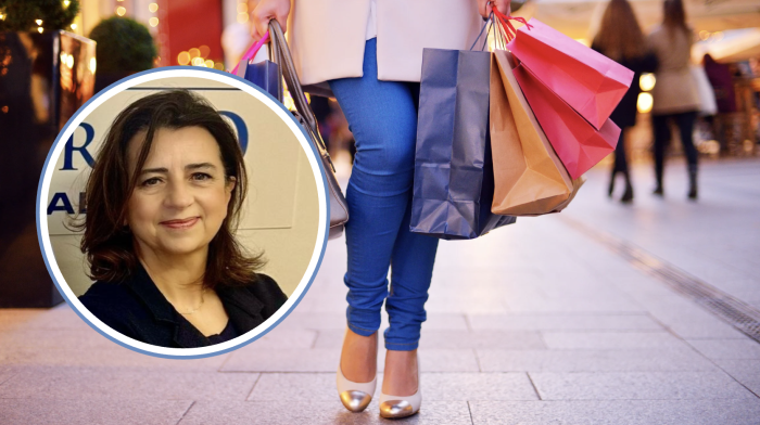 &Egrave; gi&agrave; tempo di pensare ai saldi di gennaio. E i commercianti protestano: "Un colpo al cuore per i piccoli negozi"