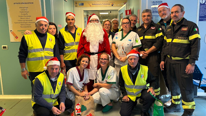 Un carico di regali di Natale per i bambini in Pediatria dai Vigili del fuoco in pensione