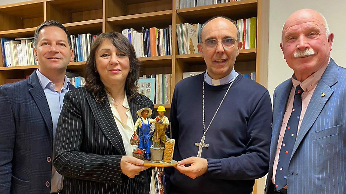 La consegna della statuina al vescovo di Grosseto