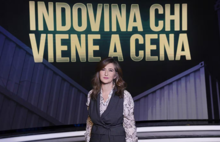Indovina chi viene a cena stasera 20 dicembre, su Rai 3 il cibo sotto accusa: latte, uova e verit&agrave; nascoste
