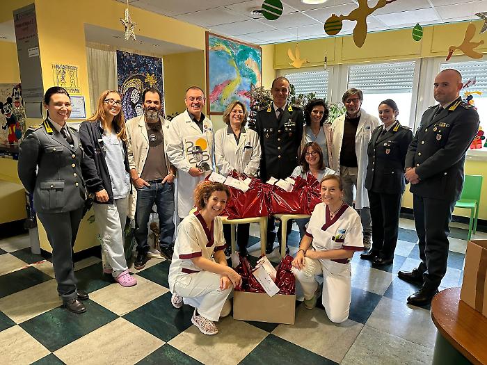 La Guardia di Finanza nel reparto di Pediatria del Misericordia