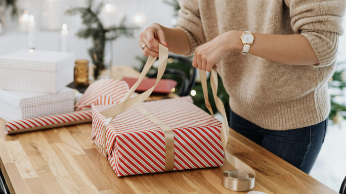 In Maremma si spende 250 euro per i regali di Natale: sotto l'albero vestiti, profumi e giocattoli, boom dell'enogastronomia 