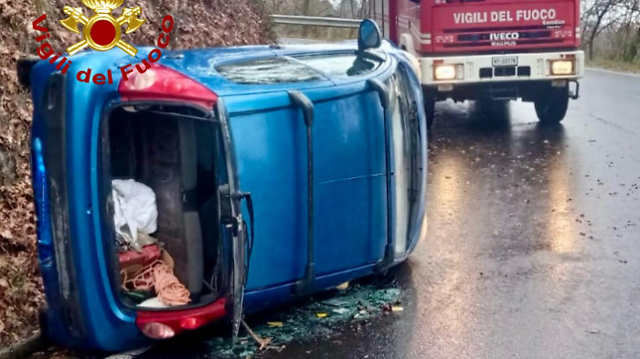Perde il controllo dell'auto e si ribalta a lato della strada