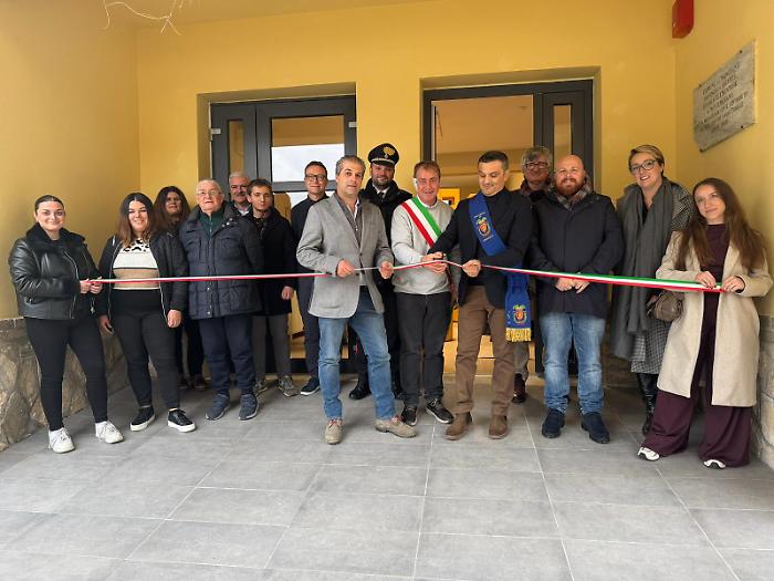 Il momento del taglio del nastro