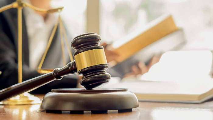 La preside richiama la docente che si era rivolta alla Cgil. Il Tribunale: "&Egrave; comportamento antisindacale" 