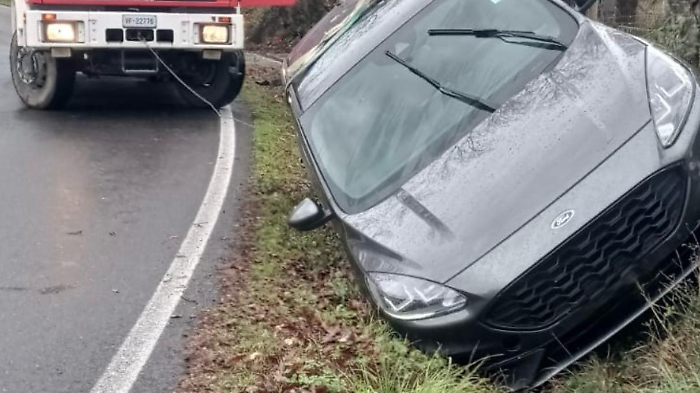 Perde il controllo dell'auto e finisce fuori strada