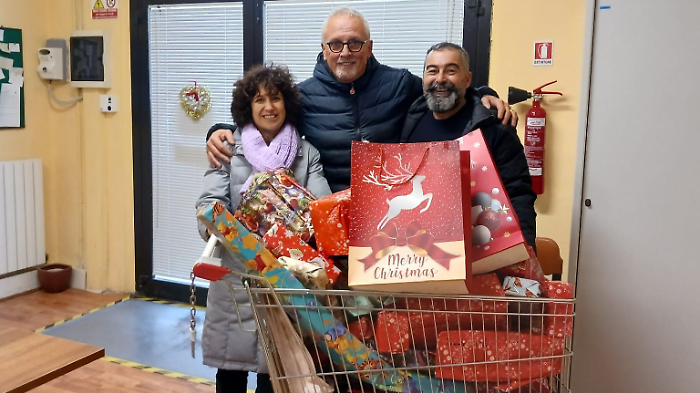 Alla Caritas un sacco di "regali sospesi" per i bambini: "Grazie a tutti"