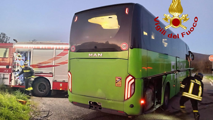 Pullman con 24 persone a bordo esce di strada e rimane bloccato