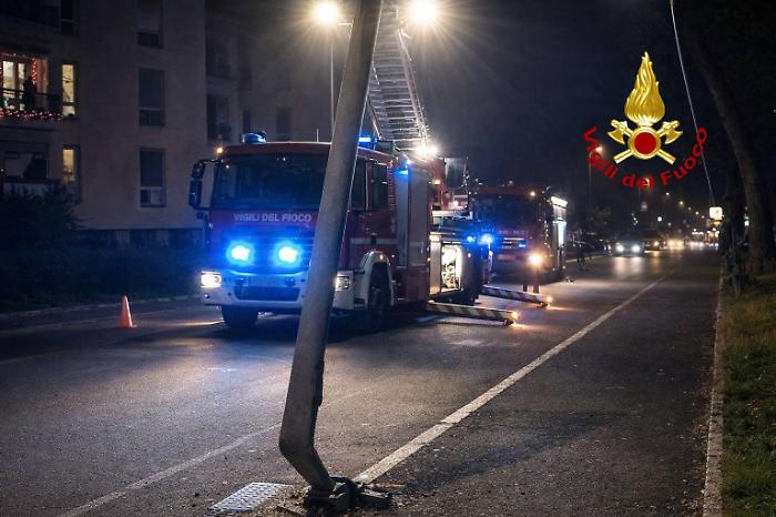 Si schianta con l'auto contro un lampione
