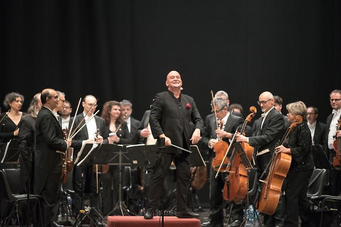L'Orchestra, tre tenori, una soprano: il Concerto di Capodanno agli Industri diretto da Colombini