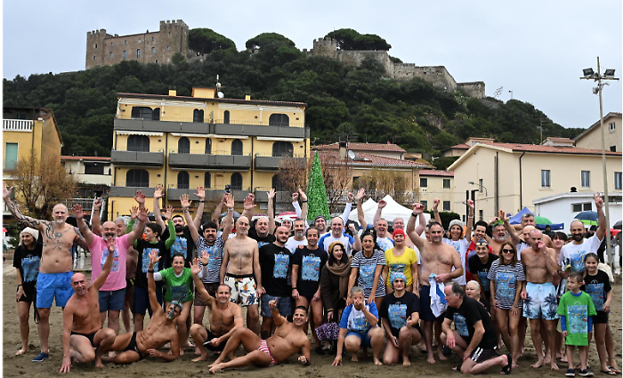 I partecipanti al tuffo di Capodanno