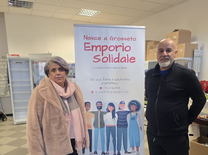 L'assessore Carla Minacci e il presidente di Grosseto Citt&agrave; Solidale, Pietro Mond&iacute;