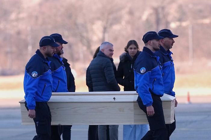 Strage Crans Montana, l'aereo con le salme dei ragazzi italiani verso Linate