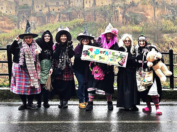 Le befane dell'associazione "Insieme in Rosa"