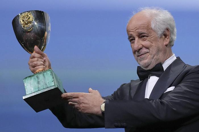 In altre parole: Toni Servillo ospite stasera 10 gennaio in una puntata ricca di spunti