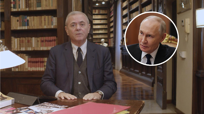 Ezio Mauro presenta la puntata dedicata a Putin (nella cornice)