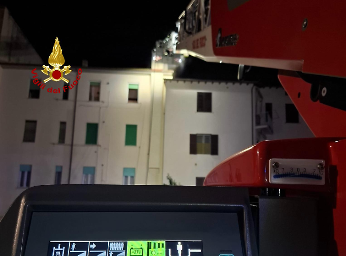 Prende fuoco la canna fumaria al quinto piano: l'intervento dei Vigili del fuoco