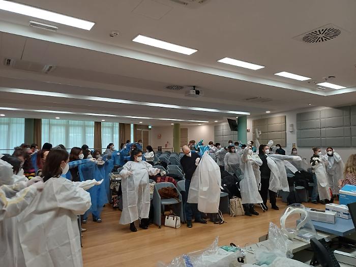 Sanit&agrave;: 54 futuri camici nocciola all'ospedale, chi sono e cosa fanno