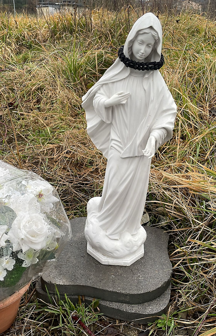 La statua della Madonnina &egrave; tornata al suo posto. La signora Luigia: "Un piccolo miracolo. Ho pregato perch&eacute; accadesse"