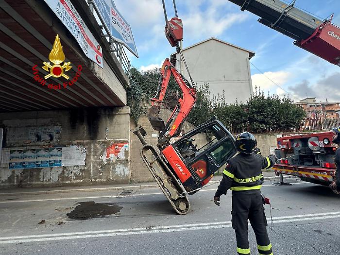 Cade l'escavatore dal furgone sul ponte ferroviario: l'intervento dei vigili del Fuoco
