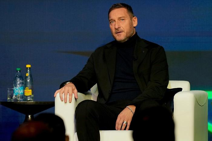 Tali e Quali stasera 16 gennaio su Rai 1: imitazioni sorprendenti, Totti in giuria e il colpo di scena di Carmen Di Pietro