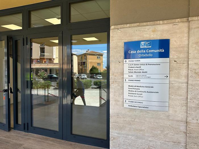 L'ingresso della casa di comunit&agrave; a Orbetello che ospita anche la guardia medica