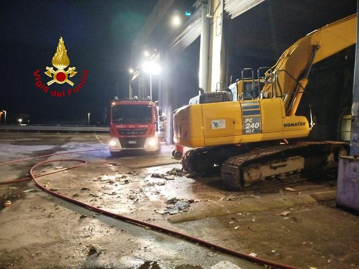 Incendio in discarica, Vigili del Fuoco ancora al lavoro: si opera anche nella notte tra i rifiuti per spegnere le braci