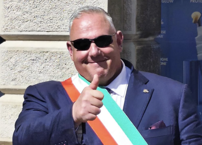 Il confronto dei follower instagram tra i sindaci Vivarelli Colonna (Grosseto) e Fabio (Siena), a destra il sindaco di Grosseto che balla su Tik Tok