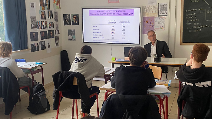 La tiroide si spiega nelle scuole: partito il progetto per gli studenti delle superiori