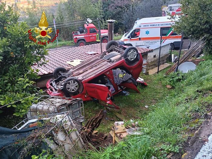 Auto a gpl si ribalta, paura a Gavorrano: donna in ospedale, area bonificata